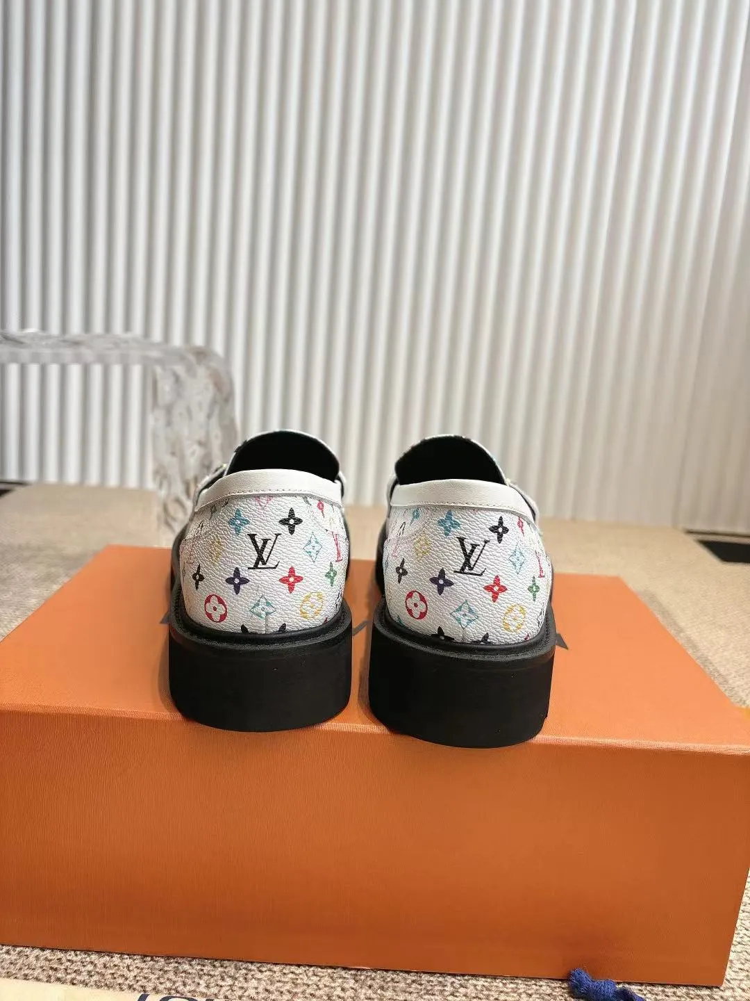 👟👟Ex-factory price 720👟👟 Loaf | ²⁰²5 𝐬𝐬 🤍🤎 LV Louis Vuitton counter’s latest 🆕presbyopia cowhide thick-soled loafer series! New for purchasing agents 🆕 This platform thick-soled series is very popular this year. It has a height-increasing effect and is a fashion leader. It is absolutely yyds! Fabric: Imported open-edge beaded cowhide, cowhide lining. Thick-soled platform shoelaces with logo and non-slip soles. This shoe is very comfortable on the feet and feels great. Original one-to-one molded outsole. Heel height 5cm. Size: 35-41 40 41 Customized ⚠ Comes with counter packaging